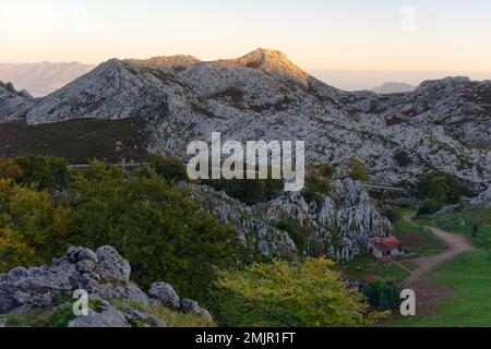 Asturien und Kantabrien sind bekannt für ihre Strände, aber der Zauber liegt in den Bergen des Picos de Europa Stockfoto