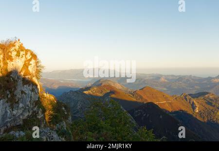 Asturien und Kantabrien sind bekannt für ihre Strände, aber der Zauber liegt in den Bergen des Picos de Europa Stockfoto