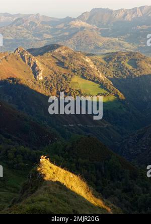 Asturien und Kantabrien sind bekannt für ihre Strände, aber der Zauber liegt in den Bergen des Picos de Europa Stockfoto