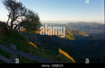 Asturien und Kantabrien sind bekannt für ihre Strände, aber der Zauber liegt in den Bergen des Picos de Europa Stockfoto