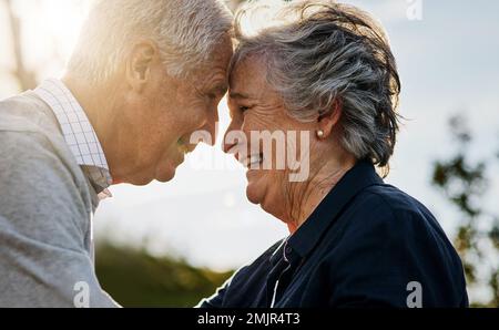 Wahre Liebe - sie ist real. Ein glückliches Seniorenpaar, das Zeit im Freien verbringt. Stockfoto