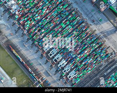 Rotterdam, 19. Januar 2023, Niederlande. Luftdrohnenvideo einer Draufsicht eines Containerterminals, das Bewegung und Organisation zeigt Stockfoto