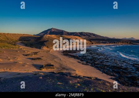 Blick von den Klippen, am frühen Morgen, Ppaya Caleta del Congrio, Papagayo, Lanzarote. Stockfoto