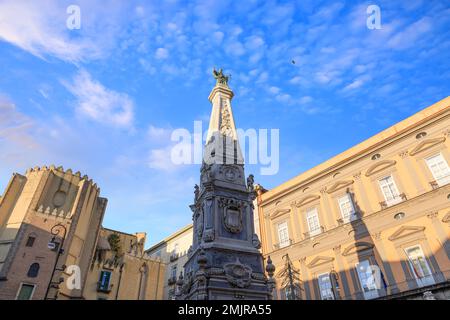 Blick auf die Piazza San Domenico Maggiore, einer der wichtigsten Plätze im historischen Zentrum von Neapel. Stockfoto