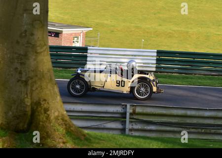 Andy King, MG PB Cream Cracker, Between the Trees, Triple M Register Race für Pre-war MG Cars, 15 Minuten Rennzeit für den legendären MG Midget, Magna A. Stockfoto