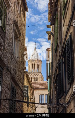 Eine enge Gasse im Diokletianpalast in Split mit der Kathedrale im Hintergrund Stockfoto