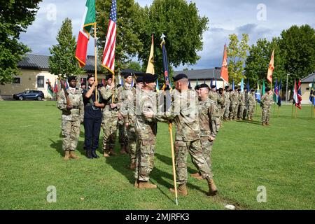 Maj. General Todd Wasmund, U.S. Army Southern European Task Force, Afrika-Kommandant, übergibt die U.S. Army Southern European Task Force, Africa Colors an Command Sergeant Major Reese W. Teakell, Incoming Command Sgt. Major., während der Zeremonie zur Änderung der Verantwortung von SETAF-AF in der Caserma Ederle in Vicenza, Italien, am 1. September 2022. Stockfoto