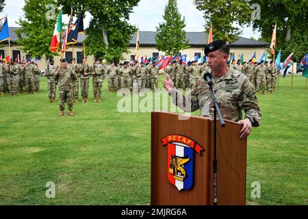 Kommandofeldwebel Major Reese W. Teakell, eingehender Kommandobefehl Sgt. Maj., spricht während der Zeremonie zur Änderung der Verantwortung der US-Armee in der Caserma Ederle in Vicenza, Italien, am 1. September 2022 an das Publikum. Stockfoto