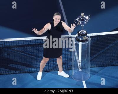 Melbourne, Australien. 28. Januar 2023. Die ehemalige Tennisspielerin Ashleigh Barty aus Australien wird mit der Trophäe vor dem Finalspiel der Frauen-Singles zwischen Elena Rybakina aus Kasachstan und Aryna Sabalenka aus Belarus beim Australian Open Tennis Turnier am 28. Januar 2023 in Melbourne, Australien, abgebildet. Kredit: Bai Xuefei/Xinhua/Alamy Live News Stockfoto