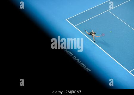 Melbourne, Australien. 28. Januar 2023. Elena Rybakina aus Kasachstan kehrt während des Frauenfinales gegen Aryna Sabalenka aus Belarus bei den Australian Open im Melbourne Park in Melbourne, Australien, am 28. Januar 2023 zurück. Kredit: Bai Xuefei/Xinhua/Alamy Live News Stockfoto