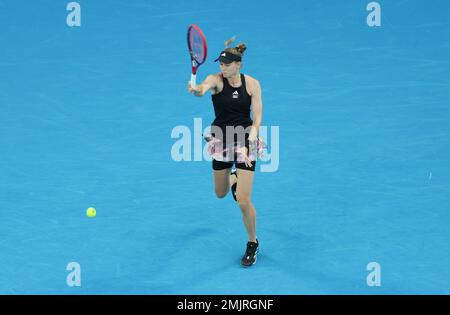 Melbourne, Australien. 28. Januar 2023. Elena Rybakina aus Kasachstan kehrt während des Frauenfinales gegen Aryna Sabalenka aus Belarus bei den Australian Open im Melbourne Park in Melbourne, Australien, am 28. Januar 2023 zurück. Kredit: Bai Xuefei/Xinhua/Alamy Live News Stockfoto