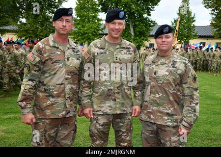Generalmajor Todd Wasmund, die südeuropäische Task Force der US-Armee, Afrikakommandeur, Zentrum, Kommandodirektor Charles W. Gregory Jr., links, und Kommandodirektor Major Reese W. Teakell, rechts, posieren für ein Foto nach SETAF-AF-Wechsel der Verantwortung bei Caserma Ederle in Vicenza, Italien, 1. September 2022. Stockfoto