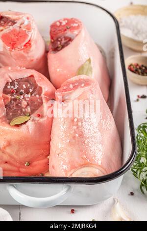 Zutaten für gebratenen Schinkenhock, gebacken in einer ofenfesten Schale. Nicht gekochtes Schweinefleisch im Auflauf. Stockfoto