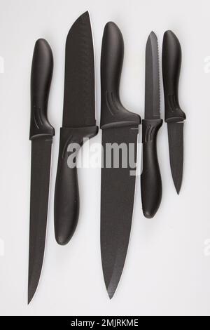 Schwarze Küchenmesser isoliert vor weißem Hintergrund Stockfoto