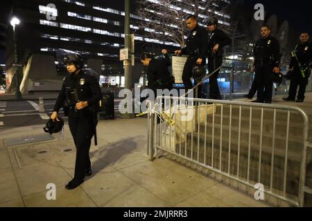 Los Angeles, Kalifornien, USA. 27. Januar 2023. Nachdem eine friedliche Nachtwache vor dem LAPD-Hauptquartier in der 100 W. First Street, Los Angeles, CA am 28. Januar 2023 gewalttätig wurde (nach der Veröffentlichung des Videobands, in dem fünf Polizisten aus Memphis den 29-jährigen Tyre Nichols an einer Haltestelle für Verkehrsverstöße zu Tode prügelten), Etwa 100 Polizisten des Los Angeles Police Department mit Aufruhr-Ausrüstung reagierten auf eine kleine Gruppe von Demonstranten, die Rauchbomben und Feuerwerkskörper auf Streifenwagen warfen und sich dann bei der Machtdemonstration schnell zerstreuten. Um 11:00 Uhr standen nur Polizei und Nachrichtensprecher auf der Straße vor der Tür Stockfoto