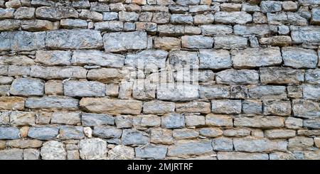 Alte Wandsteine rustikales graues Gebäude mit alter Fassade im Webheader alte Textur Panoramaaussicht großer Hintergrund Stockfoto