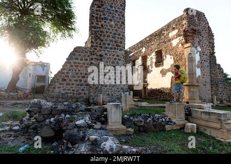 Kleine Touristen erkunden die Ruinen der Kathedrale von Sé auf einem Hügel über der ältesten Siedlung auf Cabo Verce, Dorf Cidade Velha auf der Insel Santiago Stockfoto