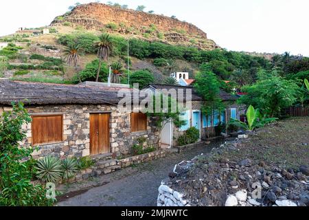 Wunderschöne, traditionelle Steinhäuser in der Rua Banana Street im historischen alten Dorf cidade velha auf der Insel santiago auf cabo verde (Kap verde) Stockfoto