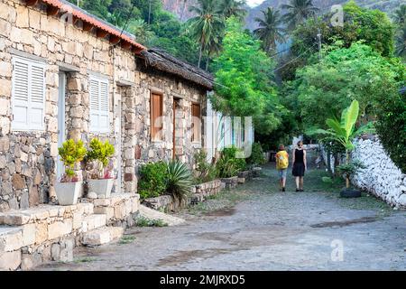 Tourist, Mutter und Sohn, Spaziergang auf der Rua Banana Street, Erkundung des historischen Dorfes cidade velha auf der Insel santiago in cabo verde (Kap verde) Stockfoto