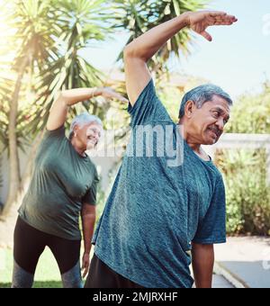 Fitness, Yoga und Gesundheit mit einem Seniorenpaar im Garten für ein Workout im Ruhestand. Bewegung, Pilates und Lebensstil mit einem Erwachsenen Stockfoto