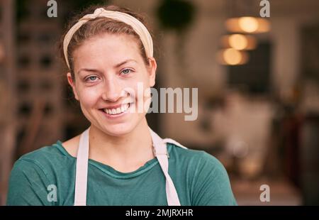 Sehen Sie sich im Porträt, der Inhaber eines kleinen Unternehmens und eine Frau im Geschäft oder Geschäft an, die bereit ist für harte Arbeit, Arbeit oder Karriereziele. Chef, Manager und selbstbewusst, glücklich und stolz Stockfoto