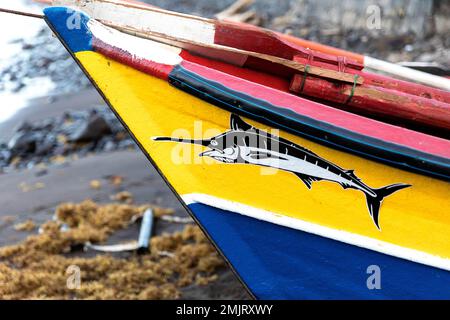 Malerei auf einem traditionellen Holzboot zum Angeln am Strand in Cidade Velha, Santiago Island, Cabo verde, Kap verde Stockfoto