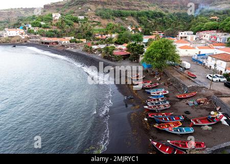 Wunderschöner Strand mit Fischerbooten im historischen Dorf Cidade Velha auf der Insel Santiago, Cabo verde (Kap Verde) Stockfoto