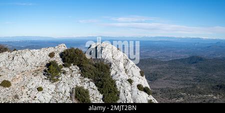 Panoramaaussicht und Kreuzung am Massiv von Sainte-Baume, Plan D'Aups Sainte Baume, Provence Alpes Cote d'Azur, Frankreich Stockfoto