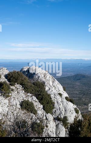 Landschaft und Kreuzung am Massiv von Sainte-Baume, Plan D'Aups Sainte Baume, Provence Alpes Cote d'Azur, Frankreich Stockfoto