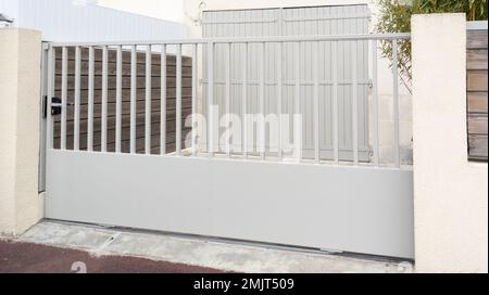 Vorort Portal Heim weiße Schiebeplanken Stockfoto