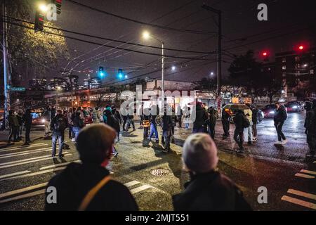 Demonstranten versammeln sich mitten auf der Straße während der Demonstration. Über 80 Menschen marschierten friedlich vom Cal Anderson Park zur Space Needle und zurück nach Capitol Hill, um Gerechtigkeit für Nichols zu fordern. Die Demonstranten marschierten durch Capitol Hill, Downtown und South Lake Union, während sie den Namen Tyre Nichols sangen, der Anfang dieses Monats von der Polizei in Memphis getötet wurde. Fünf schwarze Polizisten, die im Freitagsvideo gezeigt wurden, jagten und verprügelten Nichols und ließen ihn auf dem Bürgersteig, der gegen einen Streifenwagen gestützt war, während sie mit der Faust aneinander stießen und feierten. Als Ergebnis des Vorfalls vom 7. Januar, fünf Offiziere Stockfoto