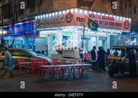 karatschi pakistan 2022, karatschi Stadtbild, Wahrzeichen von karatschi, Buns Road Food Street bei Nacht, Restaurants von Karatschi, Street Food aus pakistan, Verkaufsstände Stockfoto