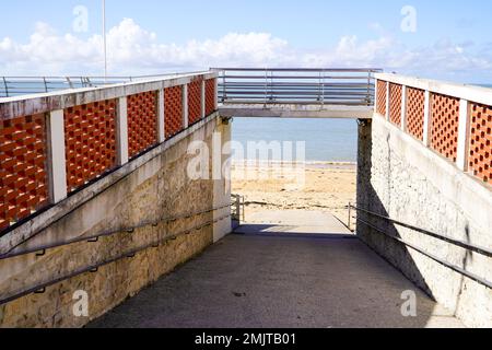 Zugang zum Pfad für Boot und Rettung des Sandstrands im lacanau-Ozean in Frankreich Stockfoto