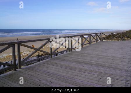 Lacanau Ozean hölzerner Pontonstrand im Stadtzentrum von Frankreich Stockfoto