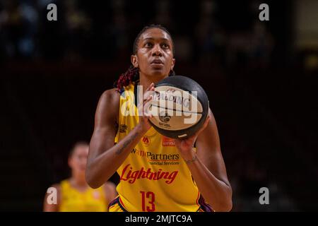 Adelaide, Australien. 28. Januar 2023. Adelaide, Südaustralien, Januar 28. 2023: Jacinta Monroe (13 Adelaide Lightning) wirft während des Cygnett WNBL-Spiels zwischen Adelaide Lightning und Southside Flyers in der Adelaide 36ers Arena in Adelaide, Australien. (NOE Llamas/SPP) Guthaben: SPP Sport Press Photo. Alamy Live News Stockfoto