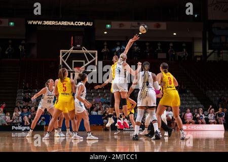 Adelaide, Australien. 28. Januar 2023. Adelaide, Südaustralien, Januar 28. 2023: Lauren Jackson (25 Southside Flyers) und Jacinta Monroe (13 Adelaide Lightning) springen für einen Tipp während des Cygnett WNBL Spiels zwischen Adelaide Lightning und Southside Flyers in der Adelaide 36ers Arena in Adelaide, Australien. (NOE Llamas/SPP) Guthaben: SPP Sport Press Photo. Alamy Live News Stockfoto