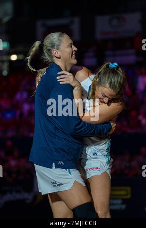 Adelaide, Australien. 28. Januar 2023. Adelaide, Südaustralien, Januar 28. 2023: Lauren Jackson (25 Southside Flyers) und Sara Blicavs (15 Southside Flyers) umarmen sich während des Cygnett WNBL-Spiels zwischen Adelaide Lightning und Southside Flyers in der Adelaide 36ers Arena in Adelaide, Australien. (NOE Llamas/SPP) Guthaben: SPP Sport Press Photo. Alamy Live News Stockfoto