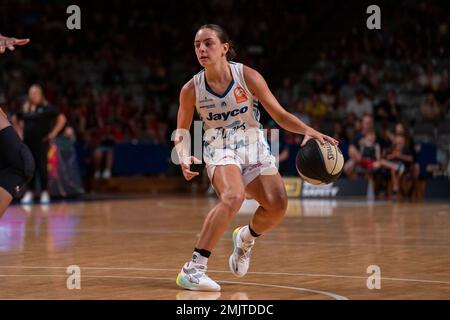 Adelaide, Australien. 28. Januar 2023. Adelaide, Südaustralien, Januar 28. 2023: Monique Conti (14 Southside Flyers) dribbelt während des Cygnett WNBL-Spiels zwischen Adelaide Lightning und Southside Flyers in der Adelaide 36ers Arena in Adelaide, Australien. (NOE Llamas/SPP) Guthaben: SPP Sport Press Photo. Alamy Live News Stockfoto