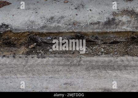 Betonschutt in einem Graben auf einer Baustelle Stockfoto