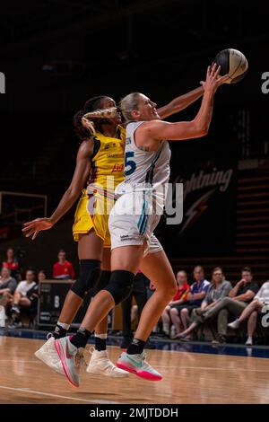 Adelaide, Australien. 28. Januar 2023. Adelaide, Südaustralien, Januar 28. 2023: Lauren Jackson (25 Southside Flyers) und Jacinta Monroe (13 Adelaide Lightning) kämpfen beim Cygnett WNBL-Spiel zwischen Adelaide Lightning und Southside Flyers in der Adelaide 36ers Arena in Adelaide, Australien, um den Ball. (NOE Llamas/SPP) Guthaben: SPP Sport Press Photo. Alamy Live News Stockfoto