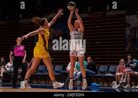 Adelaide, Australien. 28. Januar 2023. Adelaide, Südaustralien, Januar 28. 2023: Sara Blicavs (15 Southside Flyers) schießt während des Cygnett WNBL-Spiels zwischen Adelaide Lightning und Southside Flyers in der Adelaide 36ers Arena in Adelaide, Australien, drei Punkte. (NOE Llamas/SPP) Guthaben: SPP Sport Press Photo. Alamy Live News Stockfoto