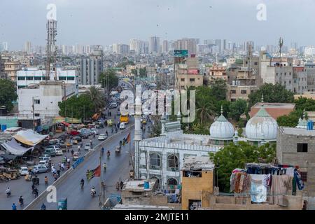 karatschi pakistan 2022, Straßen von Karatschi, Verkehr am Arbeitstag New MA Jinnah Road nahe Empress Market, überfüllte Gegenden von karatschi Stockfoto