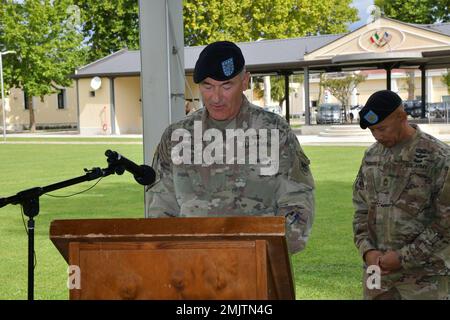 James Johns, Kaplan der US Army Southern European Task Force, Afrika (SETAF-AF), ruft die Berufung während des SETAF-AF-Verantwortungswechsels bei Caserma Ederle in Vicenza, Italien, am 1. September 2022. Commando Sergeant Major Reese W. Teakell übernahm die Verantwortung von Commando Sergeant Major Charles W. Gregory, Jr., dem scheidenden Commando Sergeant Major. StrongTogether,TrainingDoneRight,USAGItalien,USAREUR-AF,USArmy,WeareNATO, Stockfoto