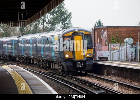 Der Bahnhof Southeastern Railways in Whitstable, Kent, Großbritannien. Whitstable ist eine Stadt an der Nordküste von Kent, die an das Zusammenwachsen von Swale Estuary und Greater Thames Estuary im Südosten Englands angrenzt,[2] acht Kilometer nördlich von Canterbury und drei Kilometer westlich von Herne Bay. Die Volkszählung 2011 hat 32.100 Einwohner gemeldet. Die Stadt, früher bekannt als Whitstable-on-Sea, war berühmt für ihre „Ureinwohner-Austern“, die aus Beeten jenseits der Niedrigwassermarke von der römischen Zeit bis Mitte des 20. Jahrhunderts gesammelt wurden. Stockfoto