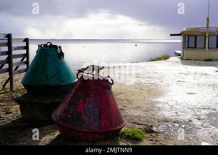 Biscarrosse See Strandwasser bei bewölktem Sonnenaufgang mit großer Boje Stockfoto