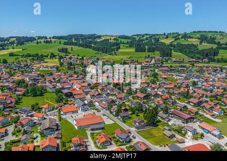 Die wunderschöne Natur rund um Wertach im bayerischen Allgaeu von oben Stockfoto