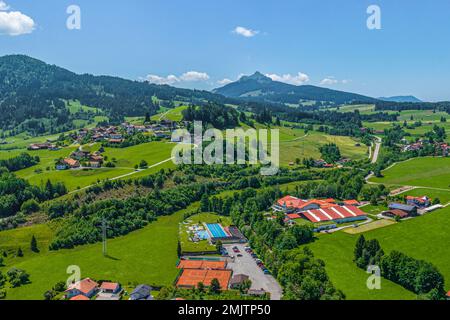 Die wunderschöne Natur rund um Wertach im bayerischen Allgaeu von oben Stockfoto