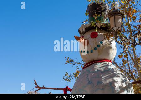 Ein Schneemann in einem Park in Granada (Spanien) Stockfoto