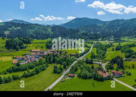 Die wunderschöne Natur rund um Wertach im bayerischen Allgaeu von oben Stockfoto