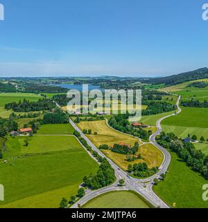 Die wunderschöne Natur rund um Wertach im bayerischen Allgaeu von oben Stockfoto